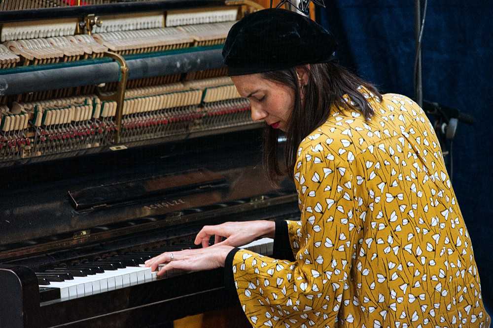 Olivia Trummer performing a solo concert at Atelier 57